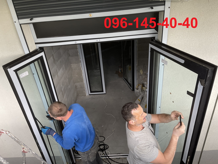 Входные алюминиевые двери с защитными роллетами в кафе